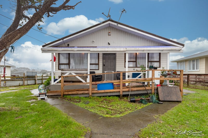 10 Somerset Place, Cannons Creek, Porirua - Carousel 1