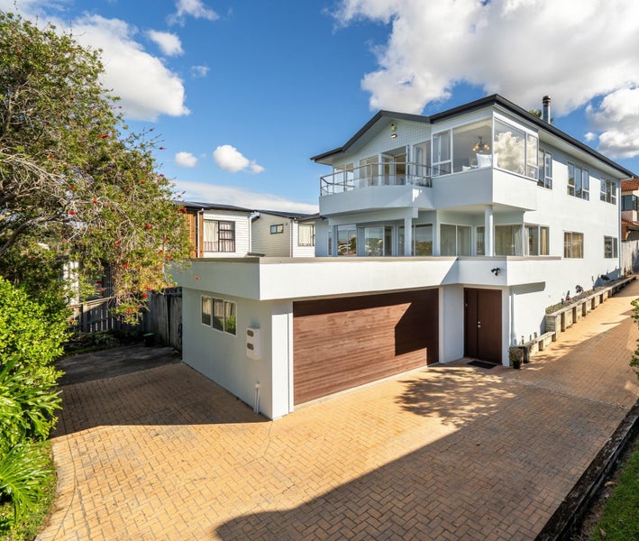 2/23 Kiteroa Terrace, Rothesay Bay, Auckland - Carousel 1