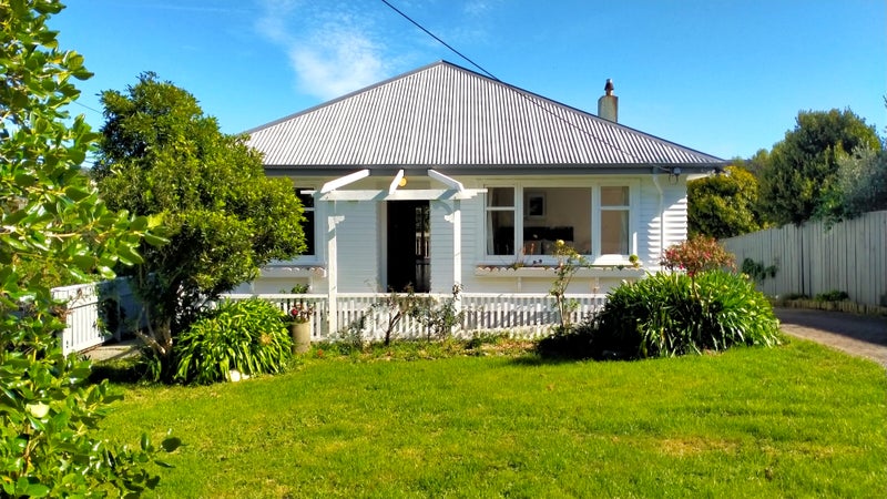 9 Robert Street, Newlands, Wellington - Carousel 1