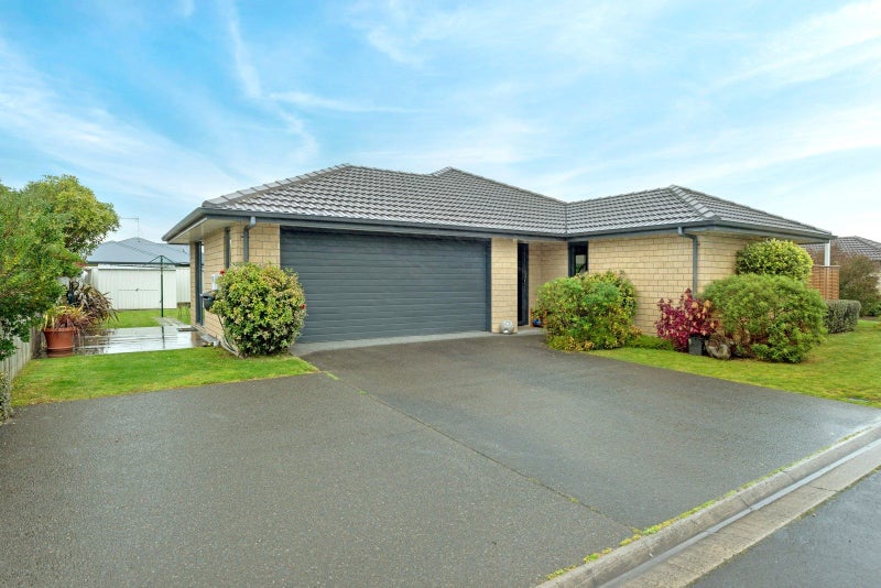 32 Sterling Park, Lytton West, Gisborne - Carousel 1