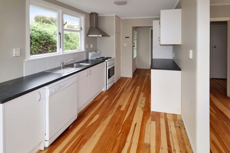 16 Komata Grove, Waitangirua, Porirua - Carousel 2