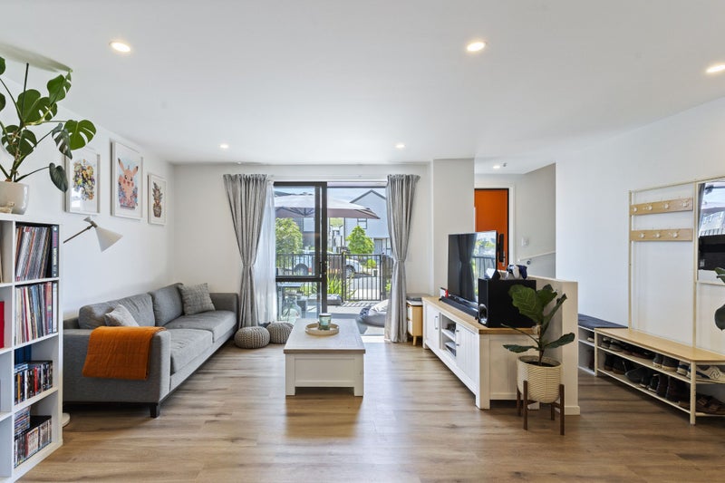 33 Cessna Crescent, Mangere, Auckland - Carousel 1