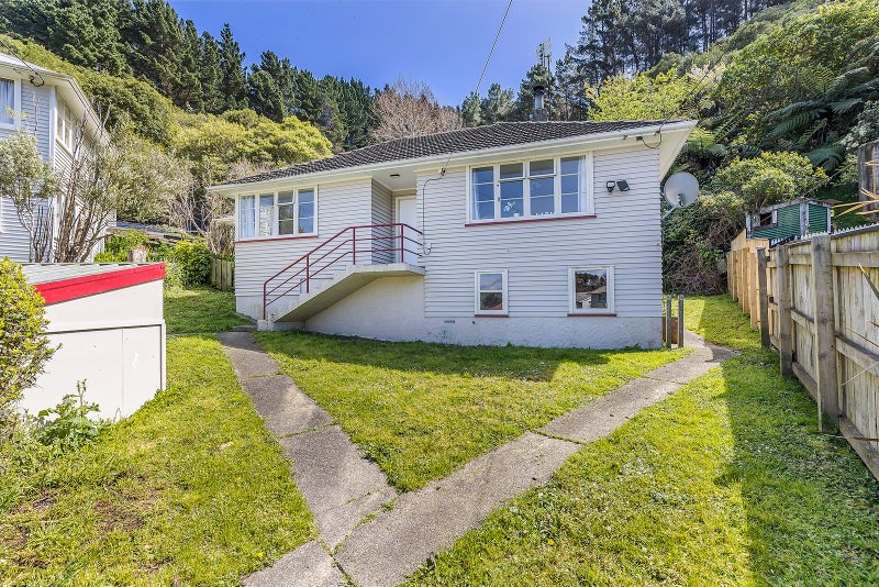 20 Greer Crescent, Tawa, Wellington - Carousel 1