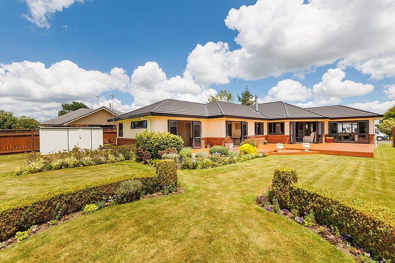 16 Sycamore Crescent, Fitzherbert, Palmerston North - Carousel 1