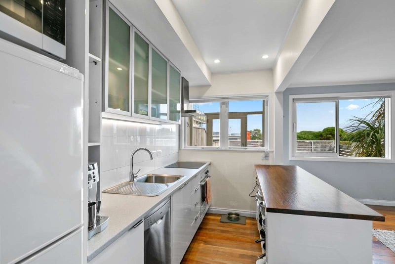 139E The Esplanade, Petone, Lower Hutt - Carousel 2