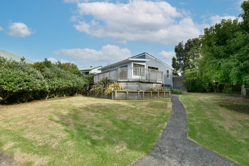 1 Surf Road, Stanmore Bay, Whangaparaoa - Carousel 2