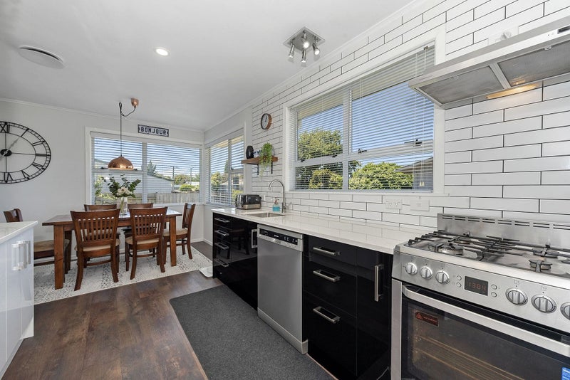 8 Cricket Place, Melville, Hamilton - Carousel 1