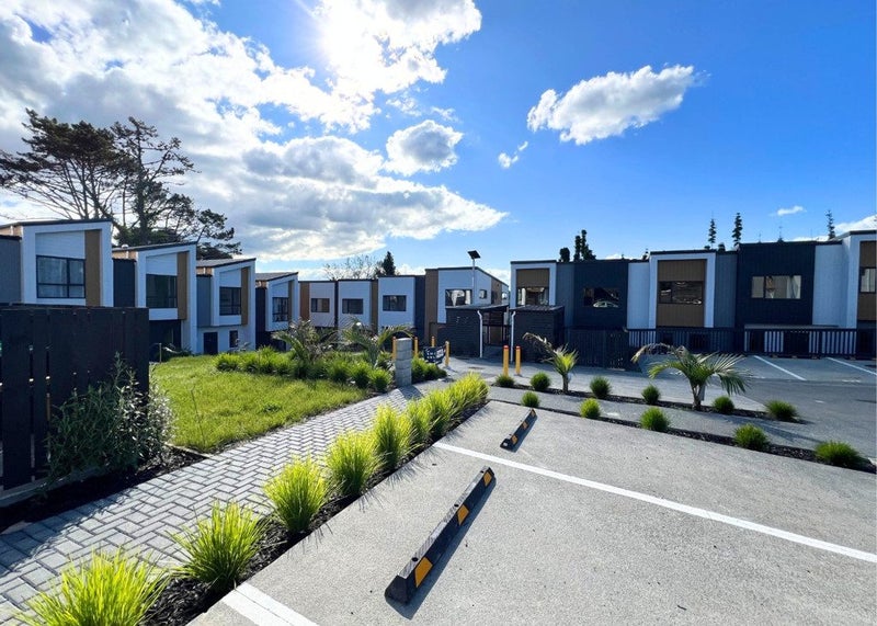 42 Don Oliver Lane, Glen Eden, Auckland - Carousel 1