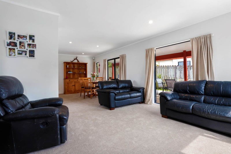 6 Thalia Place, Totara Vale, Auckland - Carousel 2