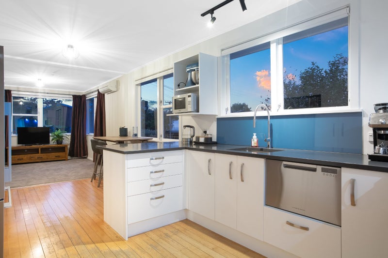 7 Kapekape Place, Pukerua Bay, Porirua - Carousel 2