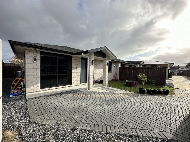 5A Von Sturmer Street, Mangere East, Auckland - Carousel 1