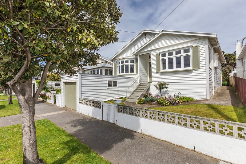 35 Palm Avenue, Lyall Bay, Wellington - Carousel 1