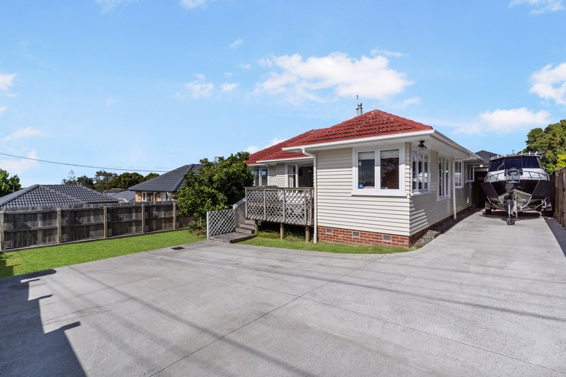 17 Taupo Street, Green Bay, Auckland - Carousel 1