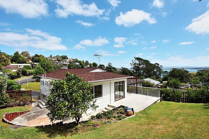 11 Sispara Place, Beach Haven, Auckland - Carousel 1