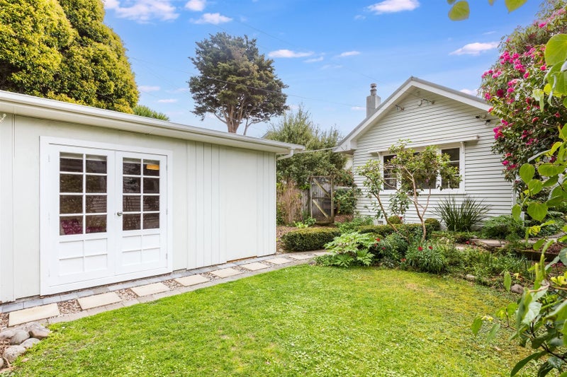 9 Tawa Street, Eastbourne, Lower Hutt - Carousel 1