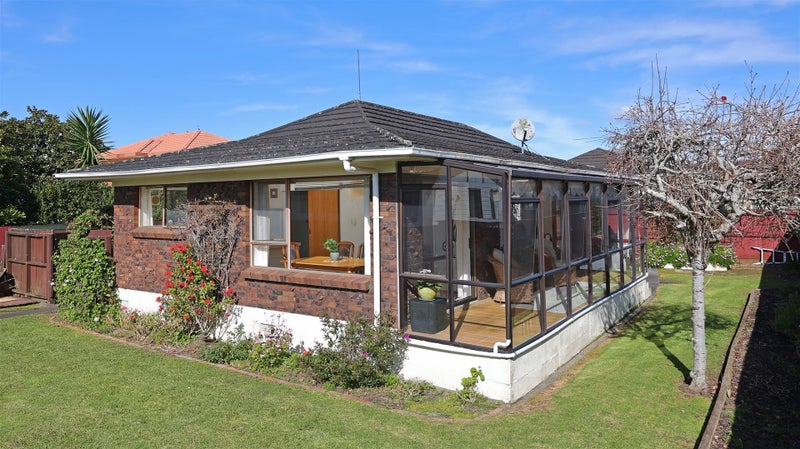 8/33 Swanson Road, Henderson, Auckland - Carousel 1