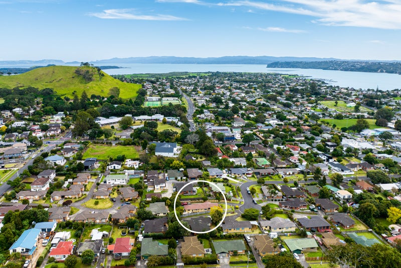 32 Kohanga Road, Mangere Bridge, Auckland - Carousel 1