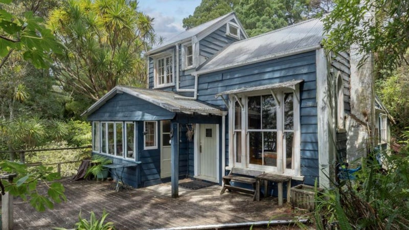 9 Wood Bay Road, Titirangi, Auckland - Carousel 1