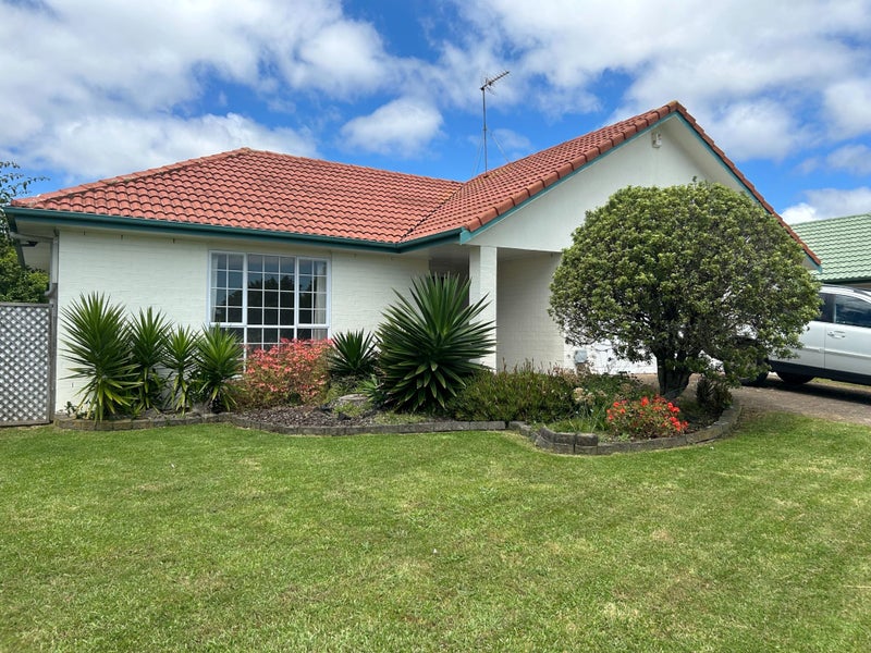 12 Palmcrest Grove, Highland Park, Auckland - Carousel 1