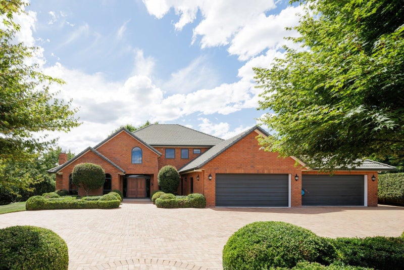 31 Montrose Crescent, Huntington, Hamilton - Carousel 1