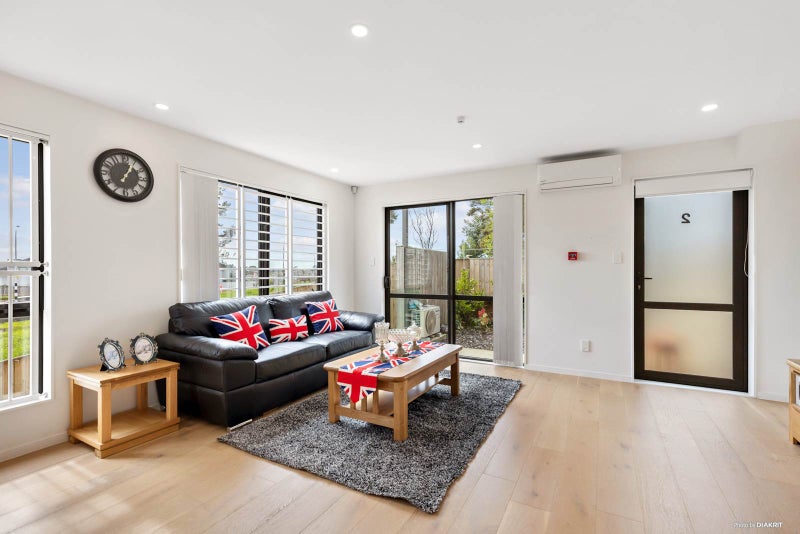 2 Peony Mews, Oteha, Auckland - Carousel 2