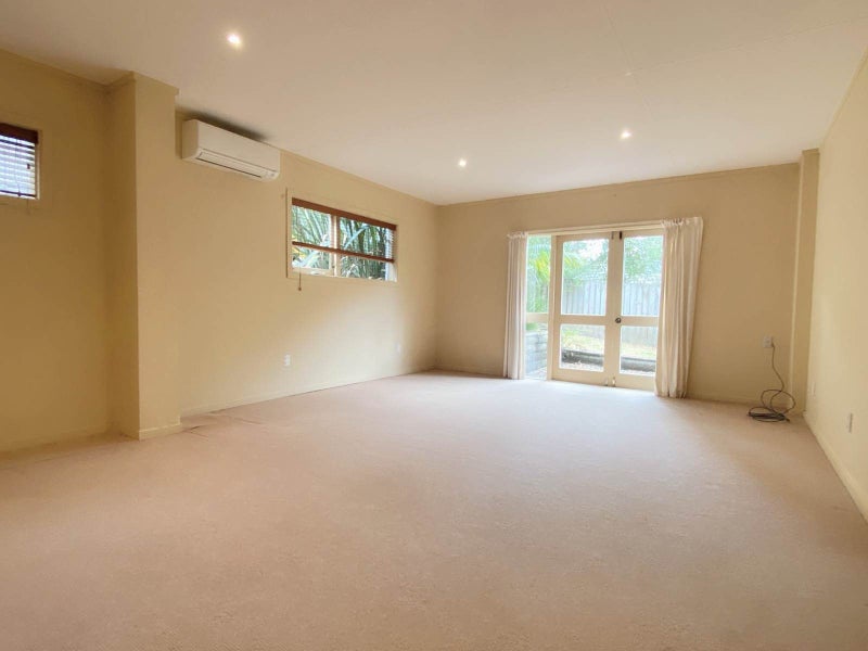 1 Scarboro Terrace, Murrays Bay, Auckland - Carousel 2