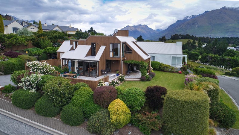 2 Milward Place, Kelvin Heights, Queenstown - Carousel 1