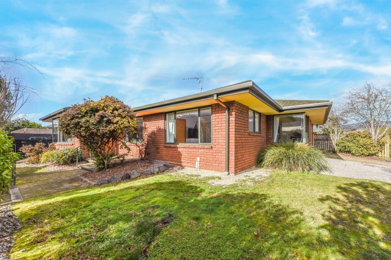 2 Harcourt Place, Wakefield - Carousel 1