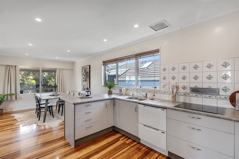 18 Gordon Road, Plimmerton, Porirua - Carousel 2