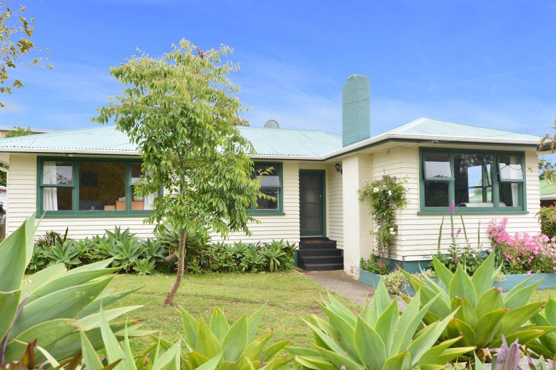 8 Hilltop Avenue, Morningside, Whangarei - Carousel 1