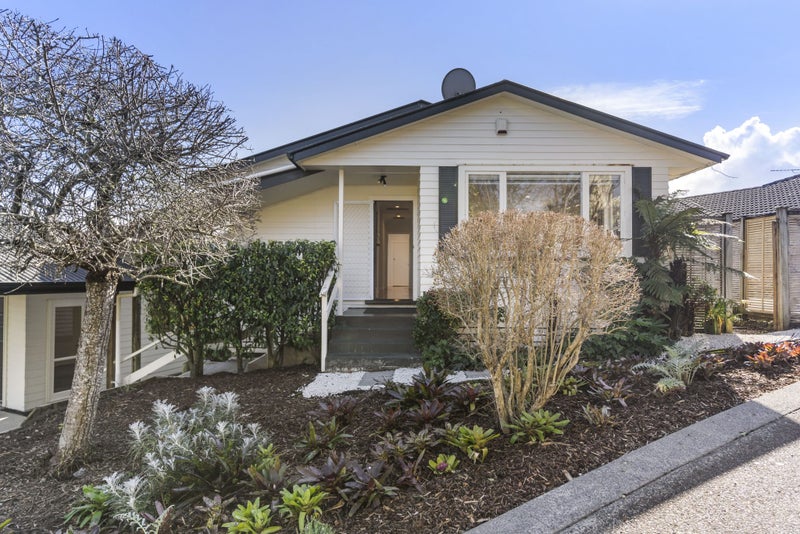 8 Lanark Place, Glen Innes, Auckland - Carousel 1