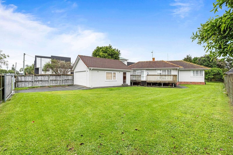 47 Neil Avenue, Te Atatu Peninsula, Auckland - Carousel 1