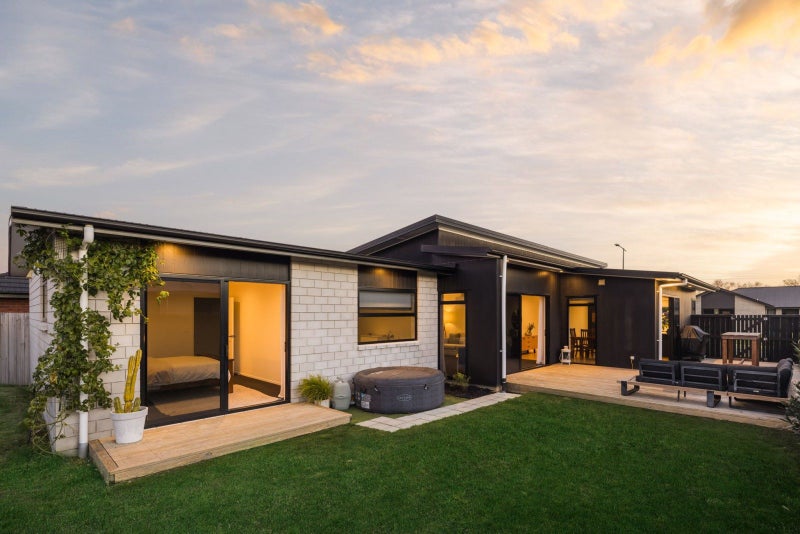 8 Rangawhenua Street, Hamilton - Carousel 1