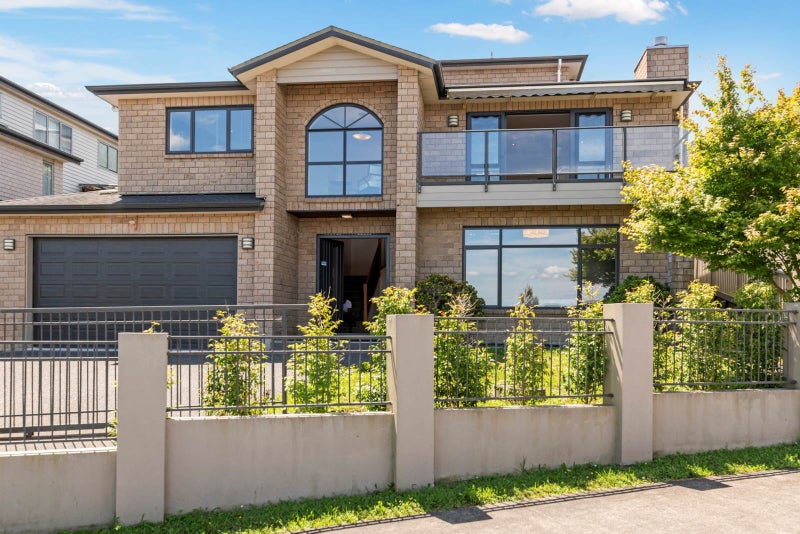 23 Bintulu Place, Fairview Heights, Auckland - Carousel 1