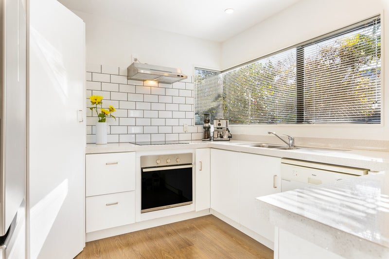 1/6 Heathglen Place, Bayview, Auckland - Carousel 1