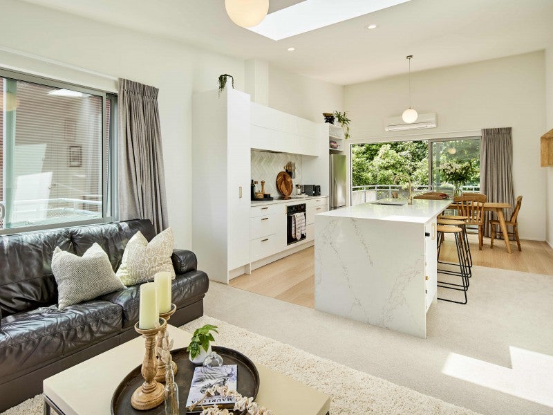 14/2 Onslow Road, Khandallah, Wellington - Carousel 2