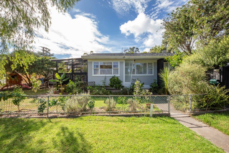 1/2 EARL Road, Titirangi, Auckland - Carousel 2