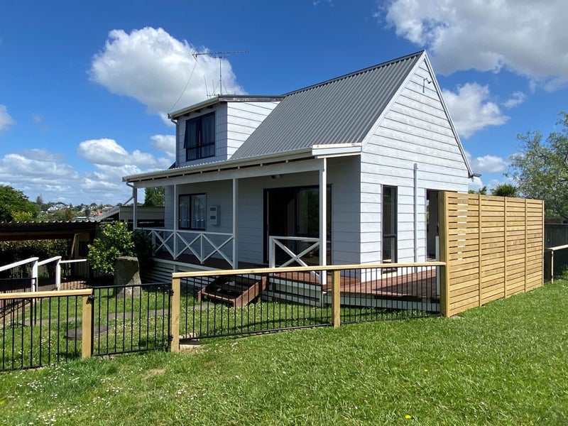 76 Marine Parade, Mellons Bay, Auckland - Carousel 1