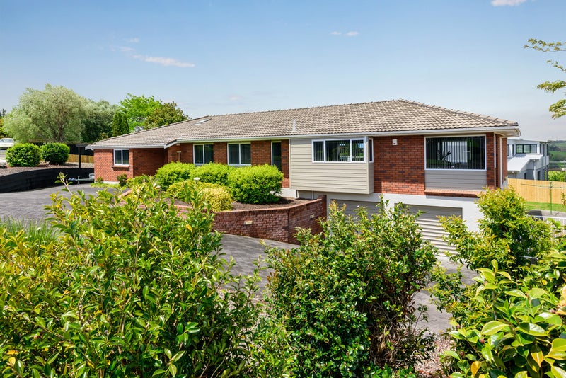 14 Chisbury Terrace, Shelly Park, Auckland - Carousel 1