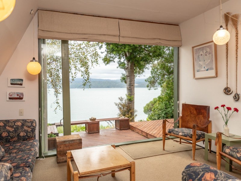 22 Fortification Road, Karaka Bays, Wellington - Carousel 1