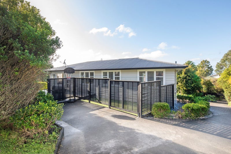 1/160 Cliff View Drive, Green Bay, Auckland - Carousel 2