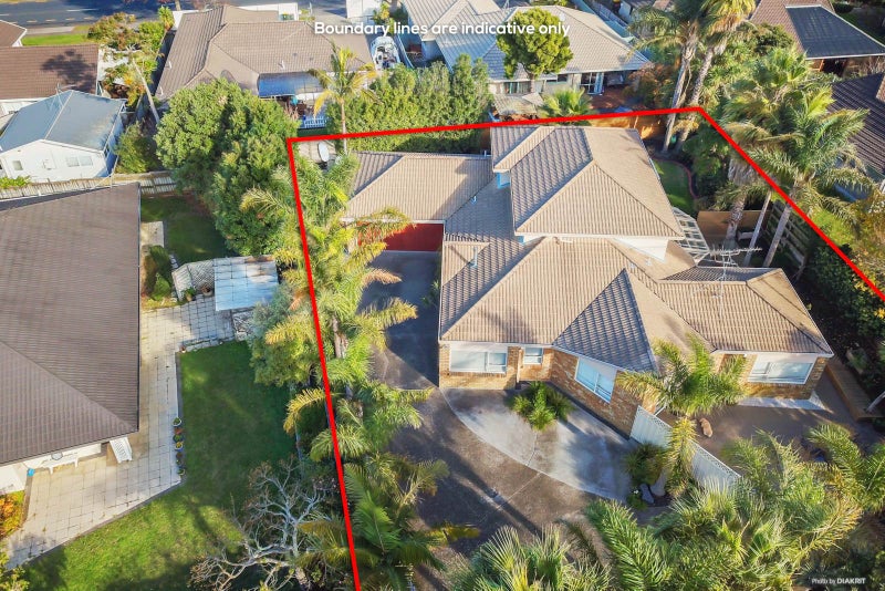 12 Pajaro Place, Golflands, Auckland - Carousel 1