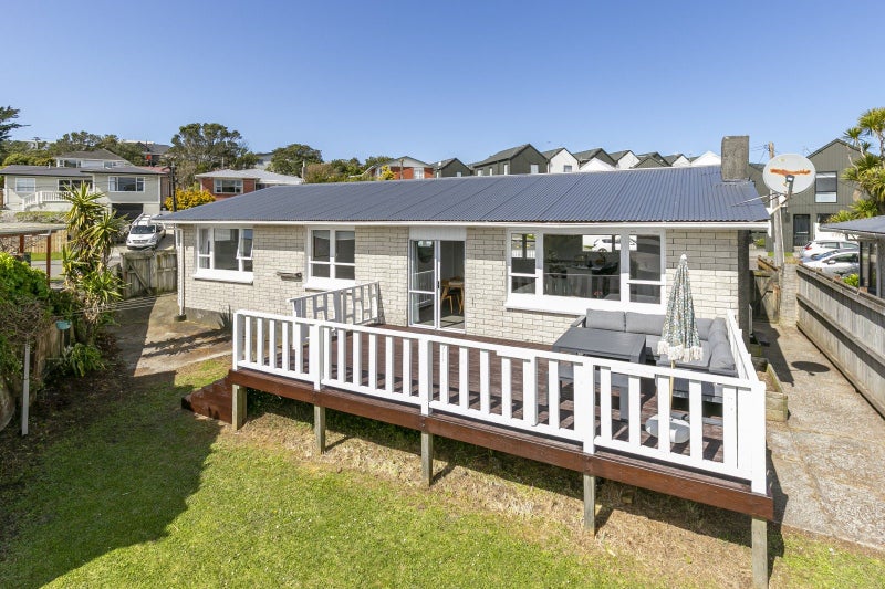 5 Oswald Crescent, Paparangi, Wellington - Carousel 1