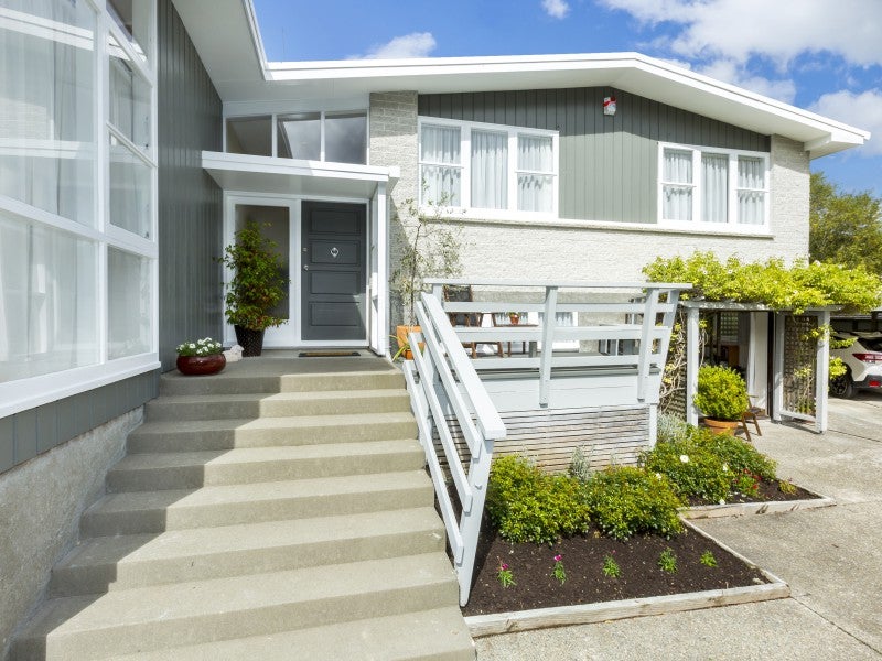 8 Harewood Grove, Pinehaven, Upper Hutt - Carousel 1