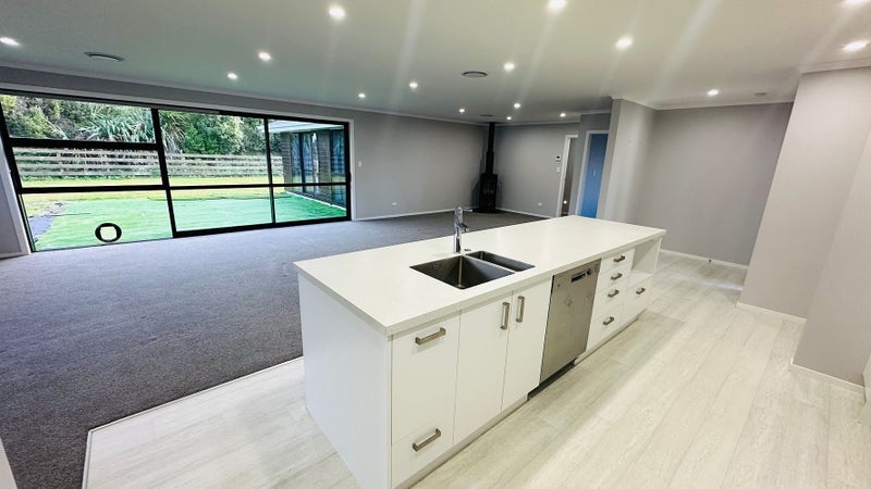 19 Dinneen Close, Frimley, Hastings - Carousel 2