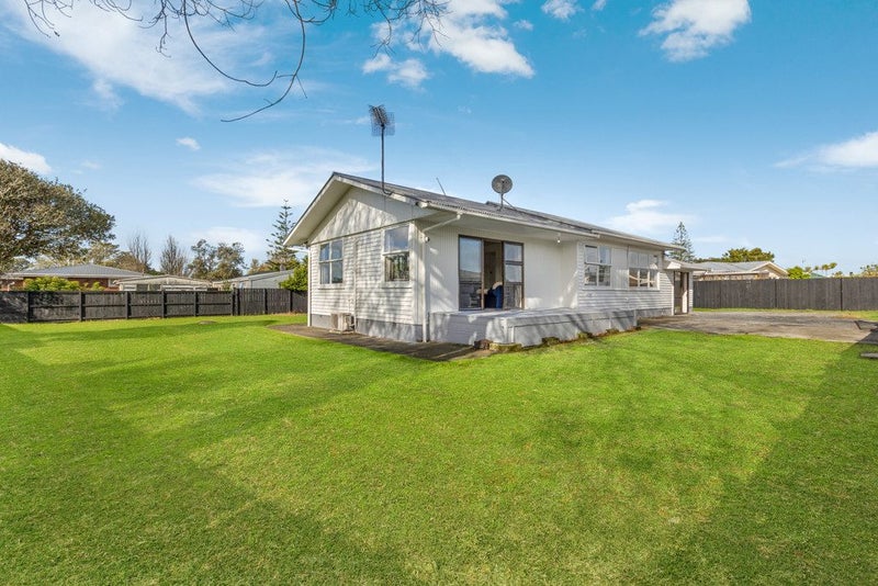 9 Kambalda Street, Mangere Bridge, Auckland - Carousel 1