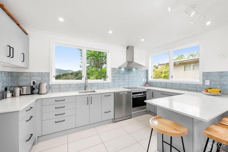 11 Chichester Drive, Pinehaven, Upper Hutt - Carousel 2