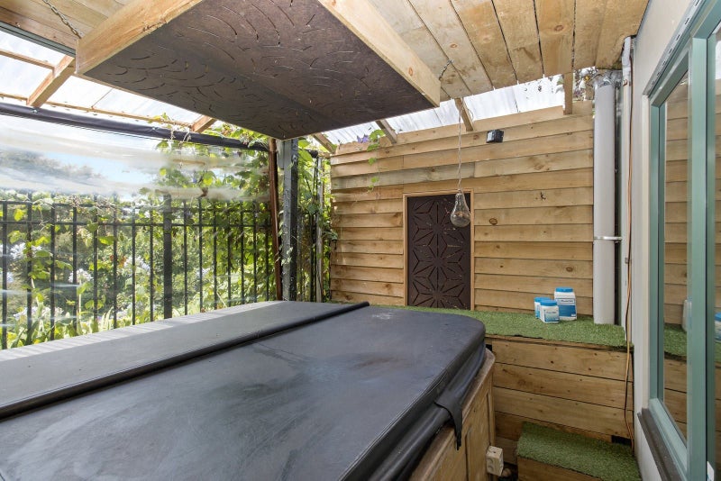 9/11 Bryce Lane, Hamilton Central, Hamilton - Carousel 6