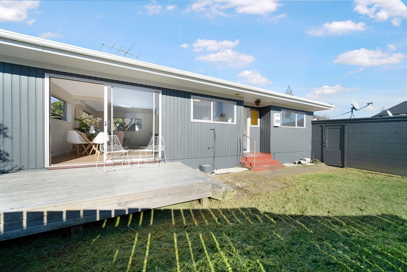 3/1A Amberley Avenue, Te Atatu South, Auckland - Carousel 1