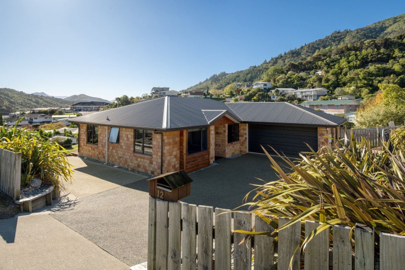 12 Russell Street, Picton - Carousel 1
